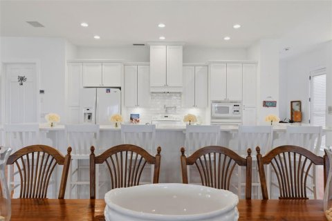 House in Saint Pete Beach, Florida 5 bedrooms, 438.87 sq.m. № 2200004 - photo 19