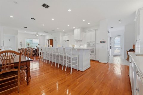 House in Saint Pete Beach, Florida 5 bedrooms, 438.87 sq.m. № 2200004 - photo 25