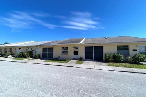Villa ou maison à vendre à New Port Richey, Floride: 53 chambres, 74.41 m2 № 2139876 - photo 4