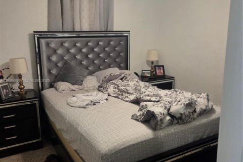 House in Miami Gardens, Florida 4 bedrooms, 108.14 sq.m. № 1994078 - photo 8