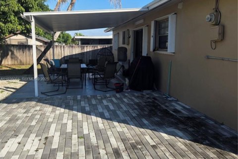 House in Miami Gardens, Florida 4 bedrooms, 108.14 sq.m. № 1994078 - photo 15