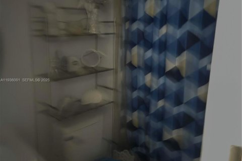 House in Miami Gardens, Florida 4 bedrooms, 108.14 sq.m. № 1994078 - photo 11