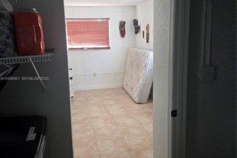 House in Miami Gardens, Florida 4 bedrooms, 108.14 sq.m. № 1994078 - photo 9