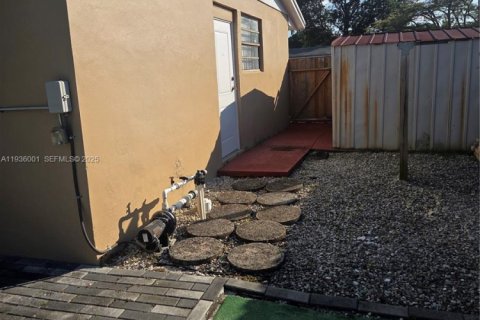 House in Miami Gardens, Florida 4 bedrooms, 108.14 sq.m. № 1994078 - photo 14