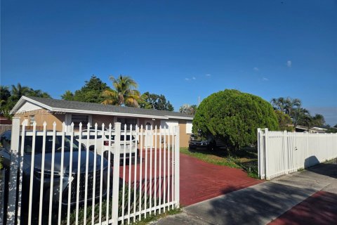 House in Miami Gardens, Florida 4 bedrooms, 108.14 sq.m. № 1994078 - photo 1