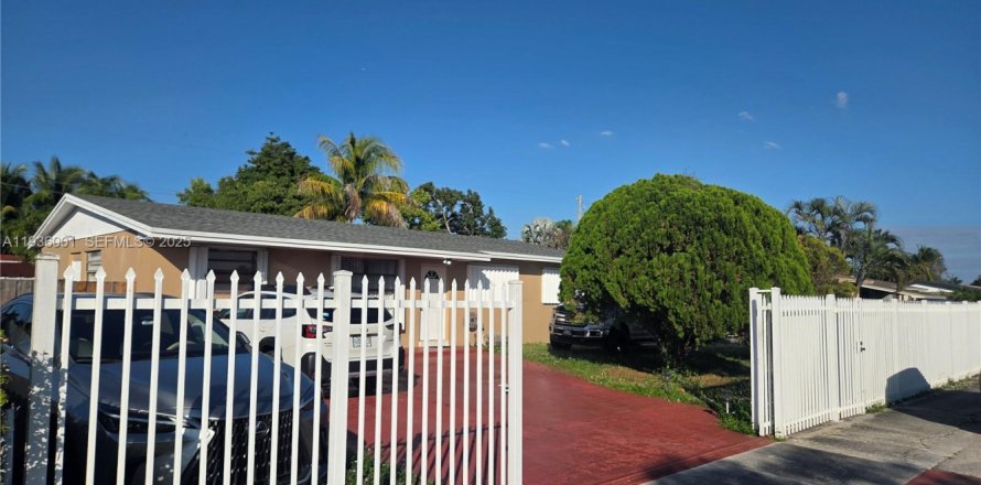 House in Miami Gardens, Florida 4 bedrooms, 108.14 sq.m. № 1994078