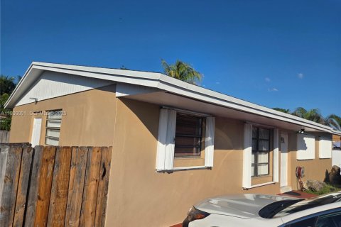 House in Miami Gardens, Florida 4 bedrooms, 108.14 sq.m. № 1994078 - photo 2