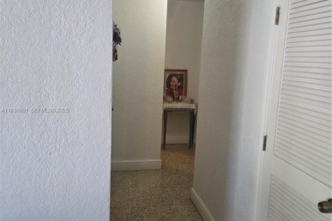 House in Miami Gardens, Florida 4 bedrooms, 108.14 sq.m. № 1994078 - photo 5