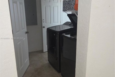 House in Miami Gardens, Florida 4 bedrooms, 108.14 sq.m. № 1994078 - photo 12