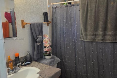 House in Miami Gardens, Florida 4 bedrooms, 108.14 sq.m. № 1994078 - photo 6