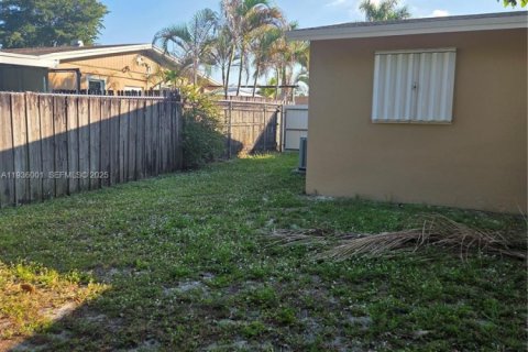 House in Miami Gardens, Florida 4 bedrooms, 108.14 sq.m. № 1994078 - photo 16