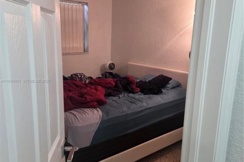 House in Miami Gardens, Florida 4 bedrooms, 108.14 sq.m. № 1994078 - photo 7