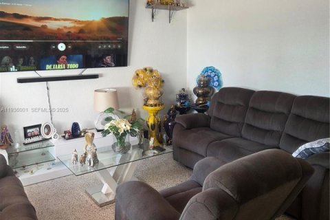 House in Miami Gardens, Florida 4 bedrooms, 108.14 sq.m. № 1994078 - photo 3