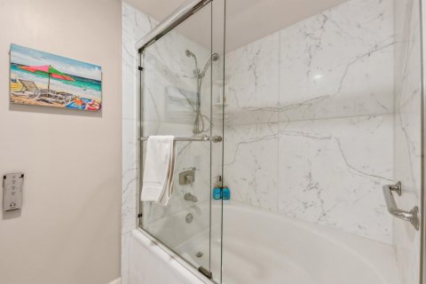 Condo in Highland Beach, Florida, 2 bedrooms  № 1141371 - photo 1