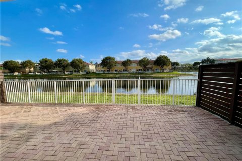 Casa en alquiler en Doral, Florida, 5 dormitorios, 215.72 m2 № 2030597 - foto 11