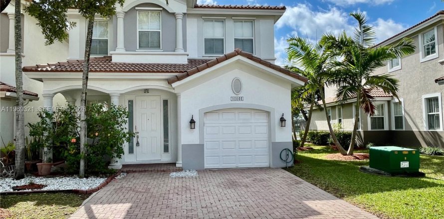 Casa en Doral, Florida 5 dormitorios, 215.72 m2 № 2030597