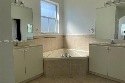 Casa en alquiler en Doral, Florida, 5 dormitorios, 215.72 m2 № 2030597 - foto 25