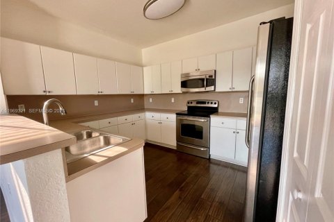 Casa en alquiler en Doral, Florida, 5 dormitorios, 215.72 m2 № 2030597 - foto 9