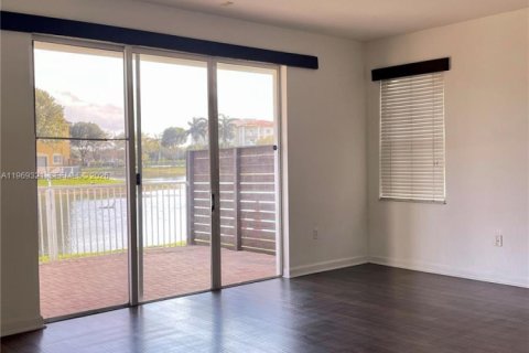 Casa en alquiler en Doral, Florida, 5 dormitorios, 215.72 m2 № 2030597 - foto 7