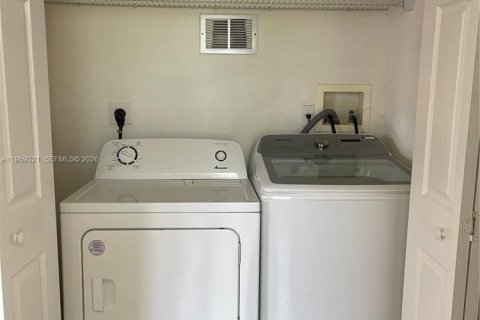 Casa en alquiler en Doral, Florida, 5 dormitorios, 215.72 m2 № 2030597 - foto 16