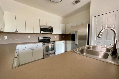 Casa en alquiler en Doral, Florida, 5 dormitorios, 215.72 m2 № 2030597 - foto 10