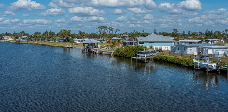 House in Port Charlotte, Florida 3 bedrooms, 164.72 sq.m. № 1523097