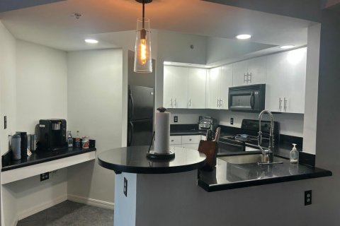 Condo in Fort Lauderdale, Florida, 2 bedrooms  № 2399634 - photo 2