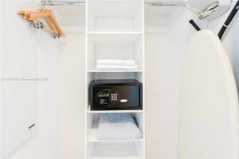 Copropriété à vendre à Hallandale Beach, Floride: 2 chambres, 95.69 m2 № 2082389 - photo 17
