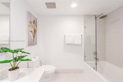 Copropriété à vendre à Hallandale Beach, Floride: 2 chambres, 95.69 m2 № 2082389 - photo 2