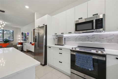 Condo in Doral, Florida, 4 bedrooms  № 1799268 - photo 15