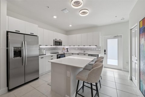 Condo in Doral, Florida, 4 bedrooms  № 1799268 - photo 17