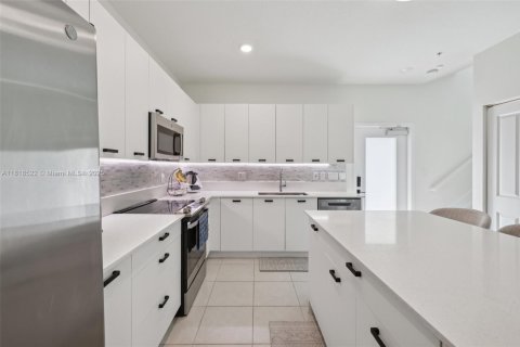 Condo in Doral, Florida, 4 bedrooms  № 1799268 - photo 18