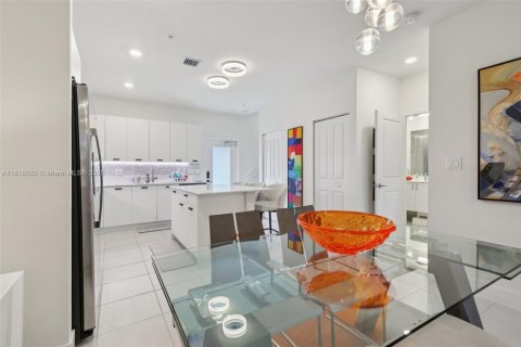 Condo in Doral, Florida, 4 bedrooms  № 1799268 - photo 13