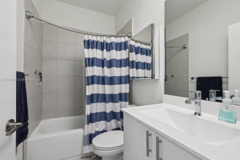 Condo in Doral, Florida, 4 bedrooms  № 1799268 - photo 24