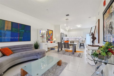 Condo in Doral, Florida, 4 bedrooms  № 1799268 - photo 11