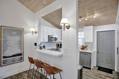 House in Miami, Florida 4 bedrooms, 106.56 sq.m. № 2086347 - photo 29