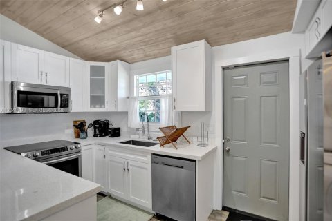 House in Miami, Florida 4 bedrooms, 106.56 sq.m. № 2086347 - photo 30
