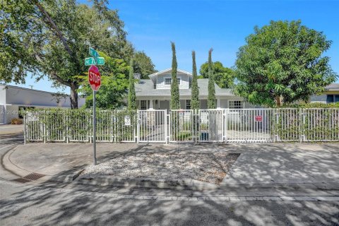 House in Miami, Florida 4 bedrooms, 106.56 sq.m. № 2086347