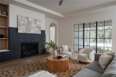 House in Saint Petersburg, Florida 6 bedrooms, 440.45 sq.m. № 1552752 - photo 17