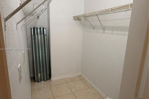 Снять в аренду таунхаус в Хомстед, Флорида 2 спальни, 83.43м2, № 2058236 - фото 7