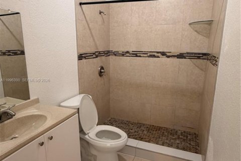 Снять в аренду таунхаус в Хомстед, Флорида 2 спальни, 83.43м2, № 2058236 - фото 11