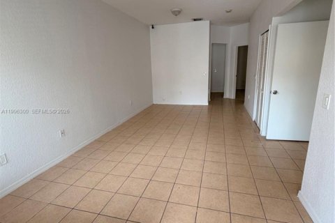 Снять в аренду таунхаус в Хомстед, Флорида 2 спальни, 83.43м2, № 2058236 - фото 3