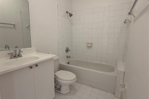 Снять в аренду таунхаус в Хомстед, Флорида 2 спальни, 83.43м2, № 2058236 - фото 10