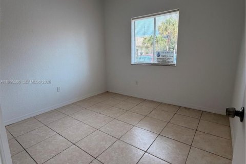Снять в аренду таунхаус в Хомстед, Флорида 2 спальни, 83.43м2, № 2058236 - фото 6