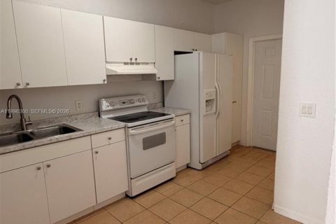 Снять в аренду таунхаус в Хомстед, Флорида 2 спальни, 83.43м2, № 2058236 - фото 17