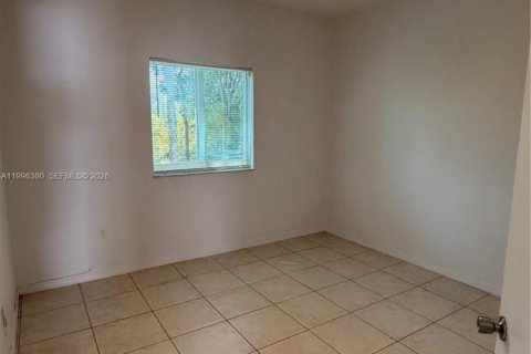Снять в аренду таунхаус в Хомстед, Флорида 2 спальни, 83.43м2, № 2058236 - фото 8