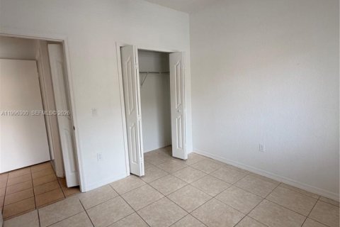 Снять в аренду таунхаус в Хомстед, Флорида 2 спальни, 83.43м2, № 2058236 - фото 9