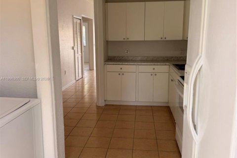 Снять в аренду таунхаус в Хомстед, Флорида 2 спальни, 83.43м2, № 2058236 - фото 13