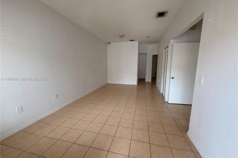 Снять в аренду таунхаус в Хомстед, Флорида 2 спальни, 83.43м2, № 2058236 - фото 4