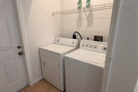 Снять в аренду таунхаус в Хомстед, Флорида 2 спальни, 83.43м2, № 2058236 - фото 19